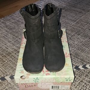 Black Ankle Boots by Jellypop